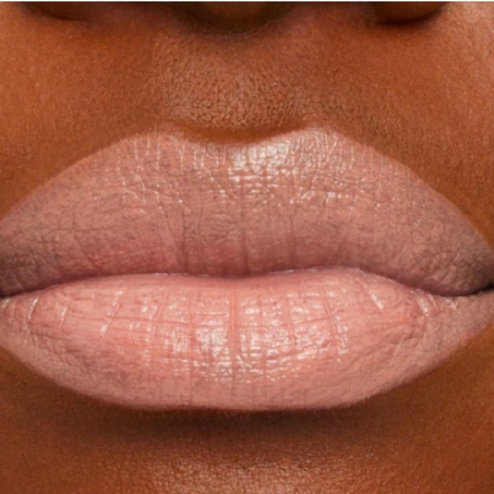 💋 CRÈME D NUDE a M·A·CXIMAL SLEEK SATIN LIPSTICK. NEW IN THE BOX.